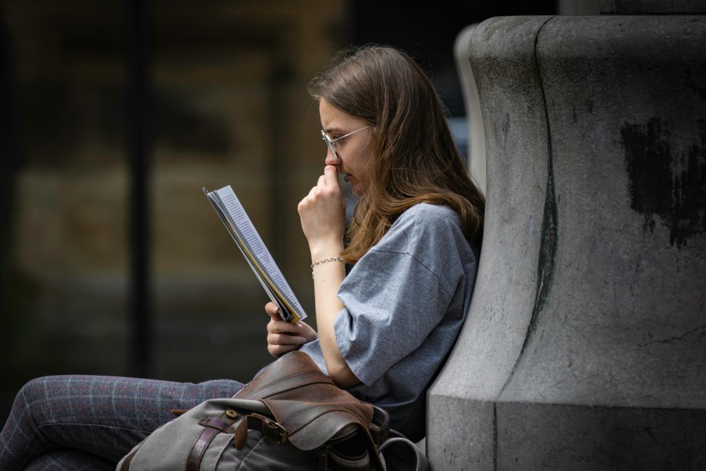 Studentessa universitaria fuori sede sola nella nuova città